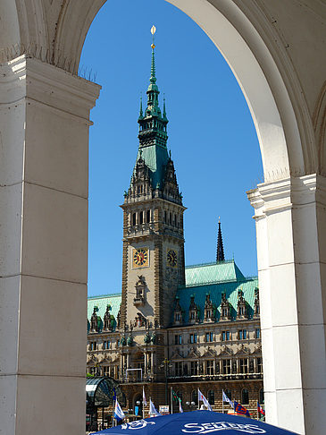 Fotos Blick durch die Bögen der Alster Arkaden auf das Rathaus