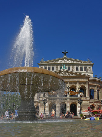 Foto Alte Oper mit Brunnen