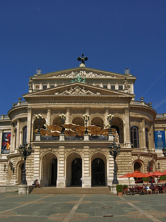 Alte Oper mit Schirmen Foto 