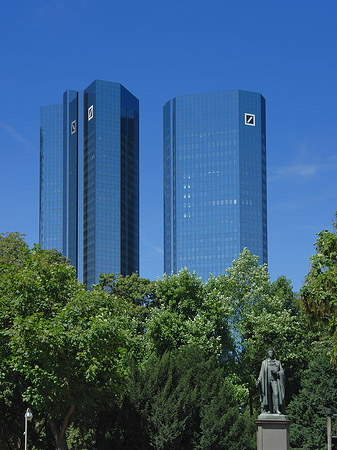 Fotos Deutsche Bank mit Statue