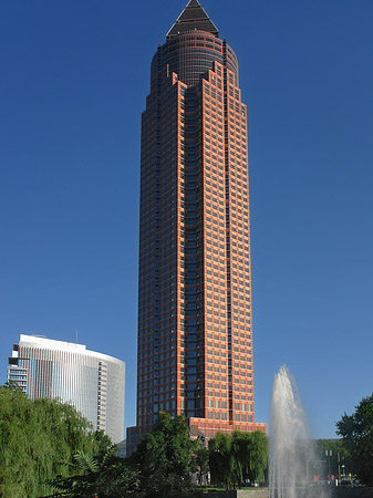 Messeturm mit Ludwig-Erhard-Anlage