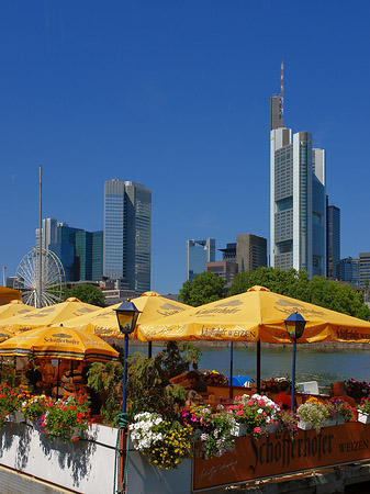 Skyline von Frankfurt mit Schöfferhofer Weizen