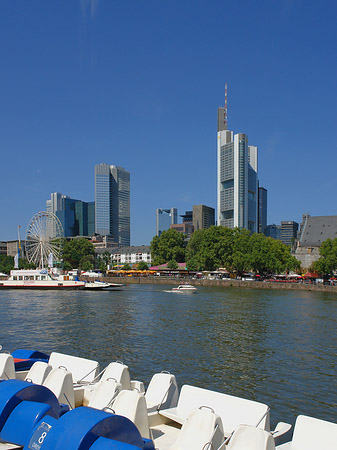 Fotos Skyline von Frankfurt mit Tretbooten