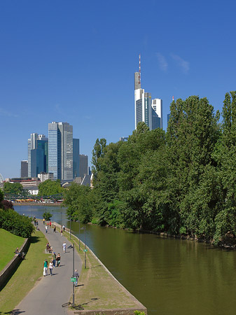 Foto Skyline von Frankfurt mit Ufer