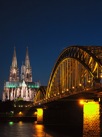 Kölner Dom hinter der Hohenzollernbrücke Foto 