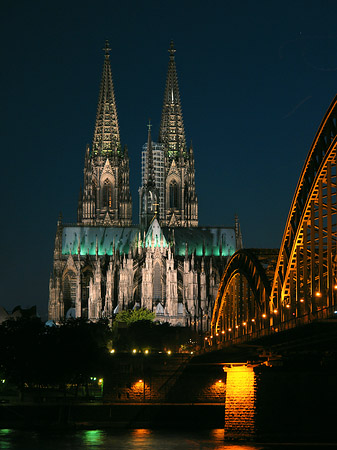 Foto Kölner Dom hinter der Hohenzollernbrücke - Köln