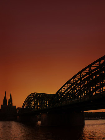 Fotos Kölner Dom hinter der Hohenzollernbrücke | Köln