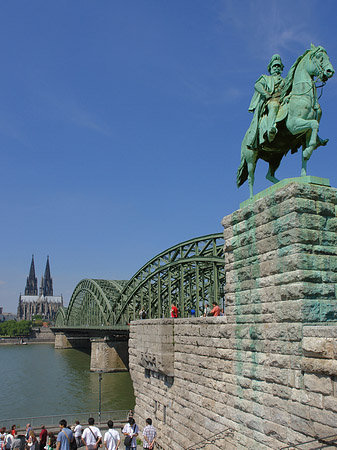 Reiterstatue vor dem Kölner Dom