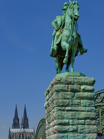 Foto Reiterstatue vor dem Kölner Dom - Köln