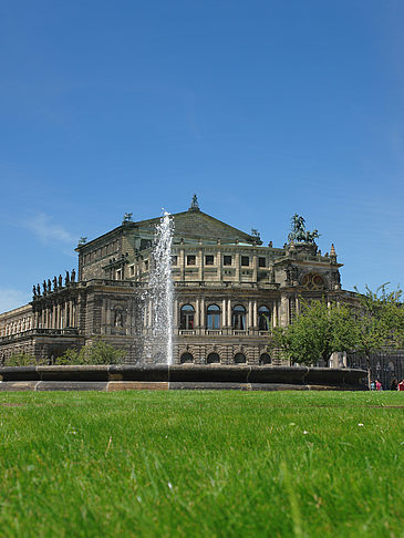 Fotos Semperoper mit Springbrunnen | Dresden