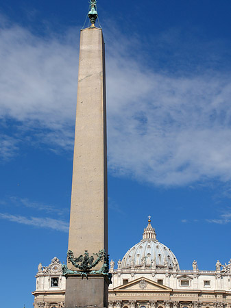 Foto Obelisk mit dem Petersdom