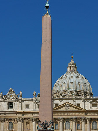 Foto Obelisk mit dem Petersdom