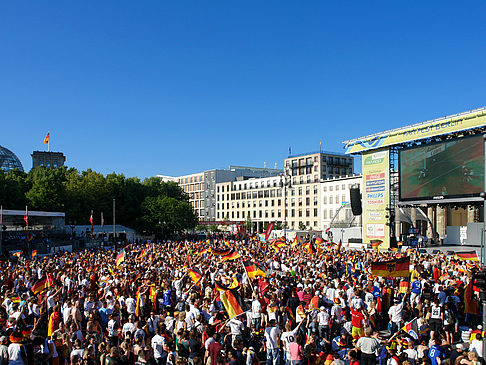 Bühne auf dem Fanfest Fotos