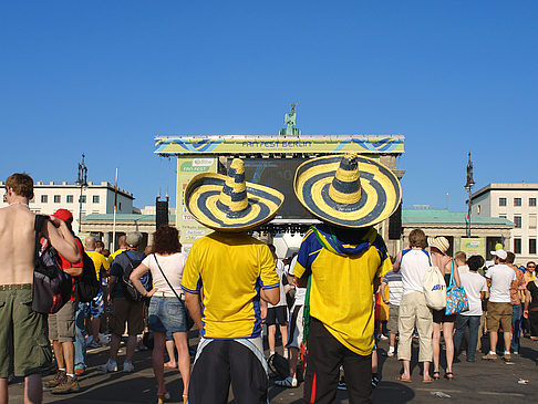 Foto Fans am Brandenburger Tor - Berlin