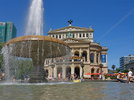 Foto Alte Oper mit Brunnen