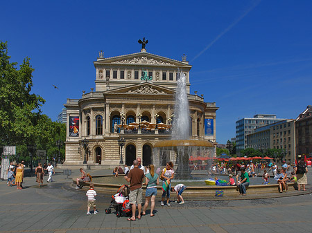 Foto Alte Oper mit Brunnen