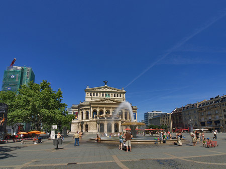 Foto Alte Oper mit Häusern