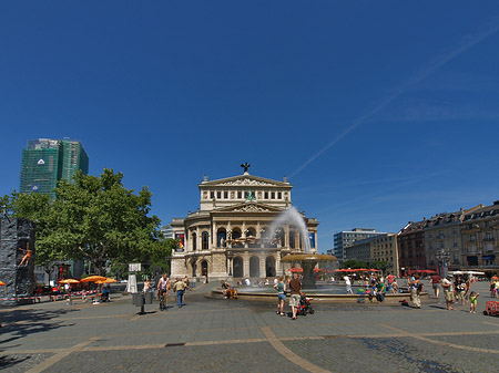 Alte Oper mit Häusern