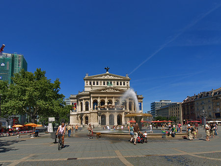 Alte Oper mit Häusern Fotos