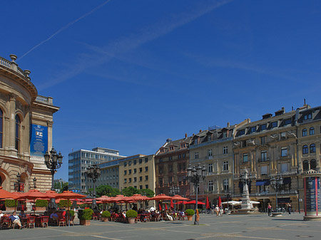 Fotos Alte Oper mit Häusern