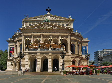 Fotos Alte Oper mit Schirmen