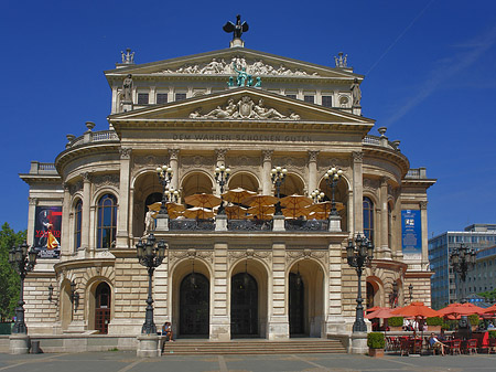 Fotos Alte Oper mit Schirmen