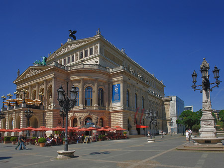 Fotos Alte Oper mit Schirmen