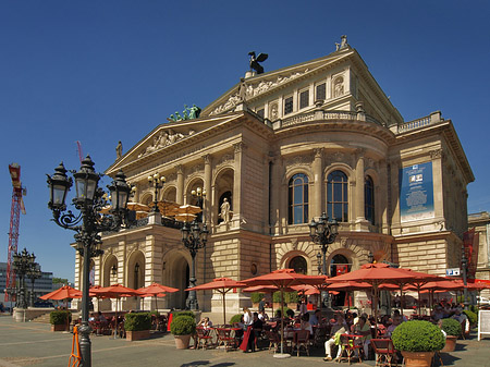 Alte Oper mit Schirmen