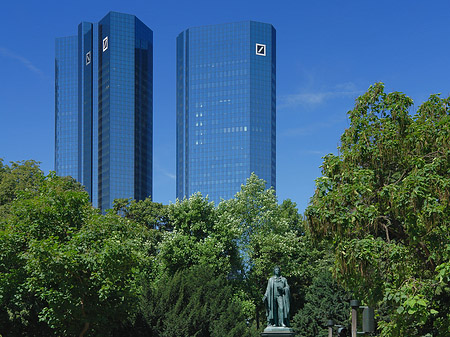 Fotos Deutsche Bank mit Statue