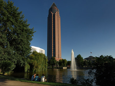 Messeturm mit Ludwig-Erhard-Anlage