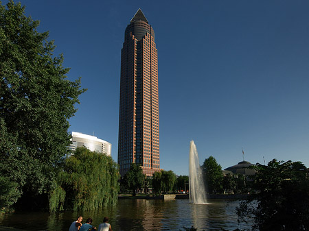 Messeturm mit Ludwig-Erhard-Anlage