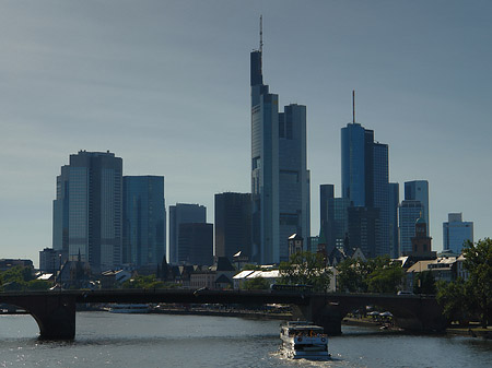 Skyline von Frankfurt mit Alter Brücke