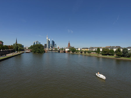 Skyline von Frankfurt mit Boot Fotos