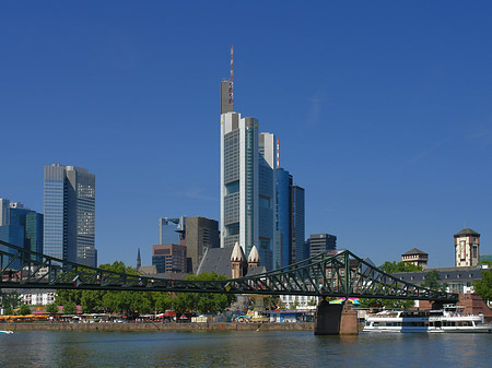 Foto Skyline von Frankfurt mit eisernem Steg - Frankfurt am Main