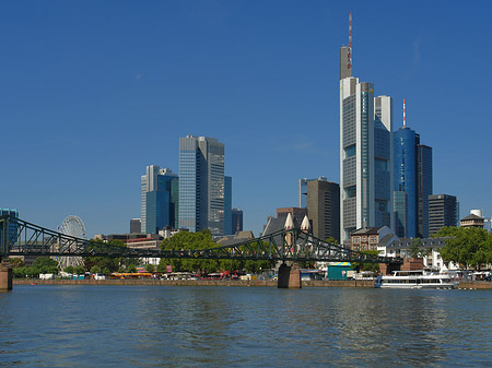 Skyline von Frankfurt mit eisernem Steg Fotos