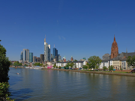 Skyline von Frankfurt mit Kaiserdom Foto 