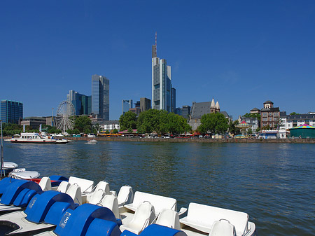 Foto Skyline von Frankfurt mit Tretbooten - Frankfurt am Main