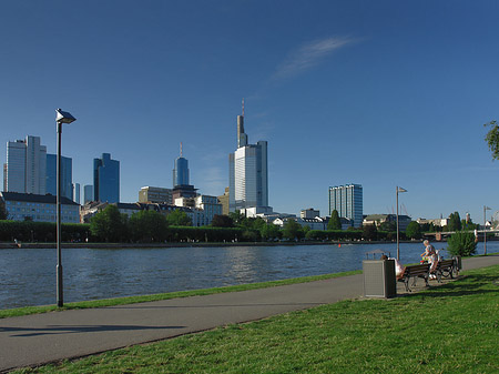 Skyline von Frankfurt mit Ufer Foto 