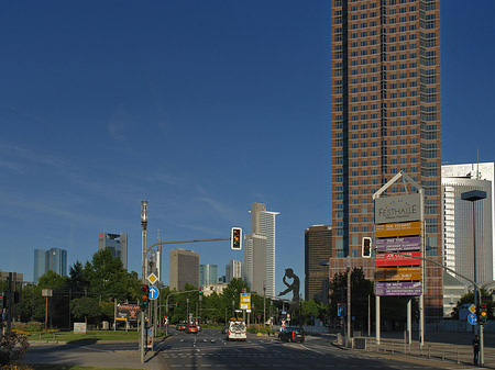 Messeturm auf der Theodor-Heuss-Allee Foto 