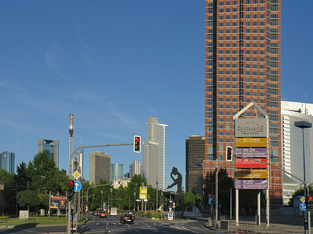 Messeturm auf der Theodor-Heuss-Allee