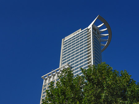 Westendtower mit Baum Foto 