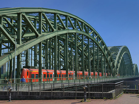 Hohenzollernbrücke mit Zug Foto 