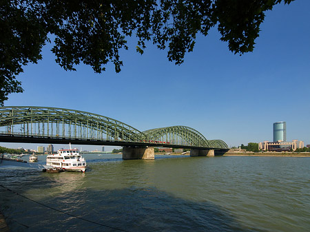 Fotos Hohenzollernbrücke reicht ans Kennedyufer