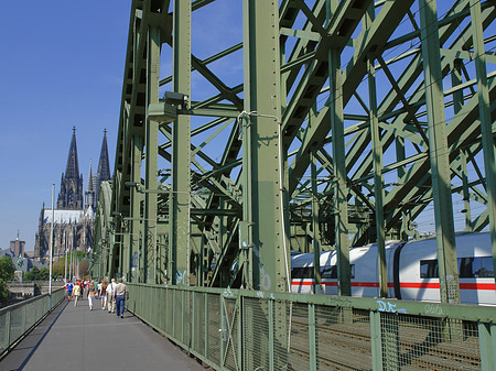 Hohenzollernbrücke beim Kölner Dom Foto 