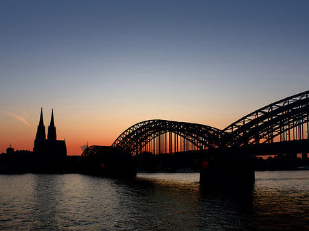 Foto Kölner Dom hinter der Hohenzollernbrücke