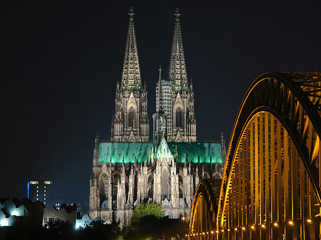 Kölner Dom hinter der Hohenzollernbrücke Foto 