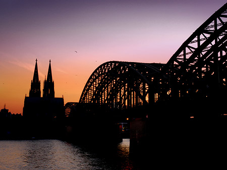 Foto Kölner Dom hinter der Hohenzollernbrücke - Köln