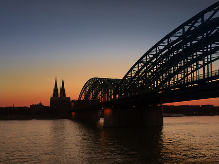 Kölner Dom hinter der Hohenzollernbrücke Fotos