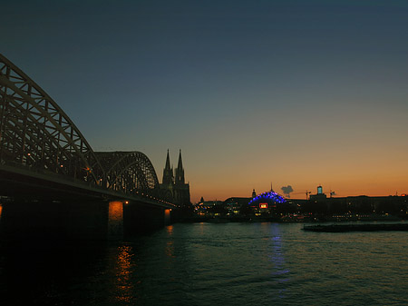 Foto Kölner Dom hinter der Hohenzollernbrücke - Köln