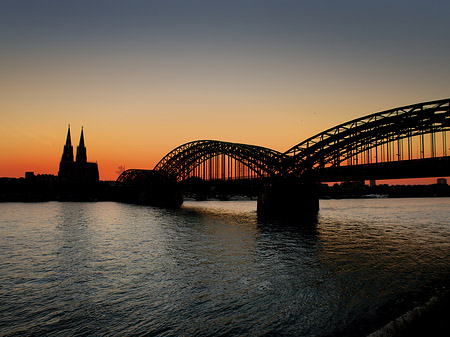 Kölner Dom hinter der Hohenzollernbrücke Fotos